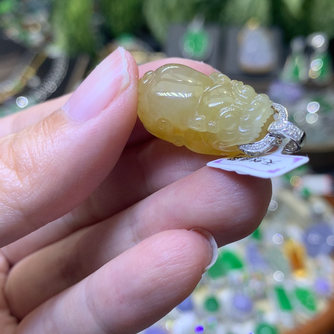 颈饰18K金镶嵌翡翠