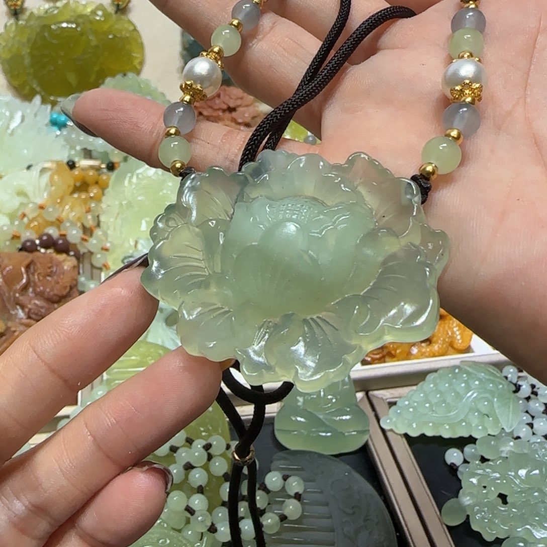 未镶嵌蛇纹石玉吊坠