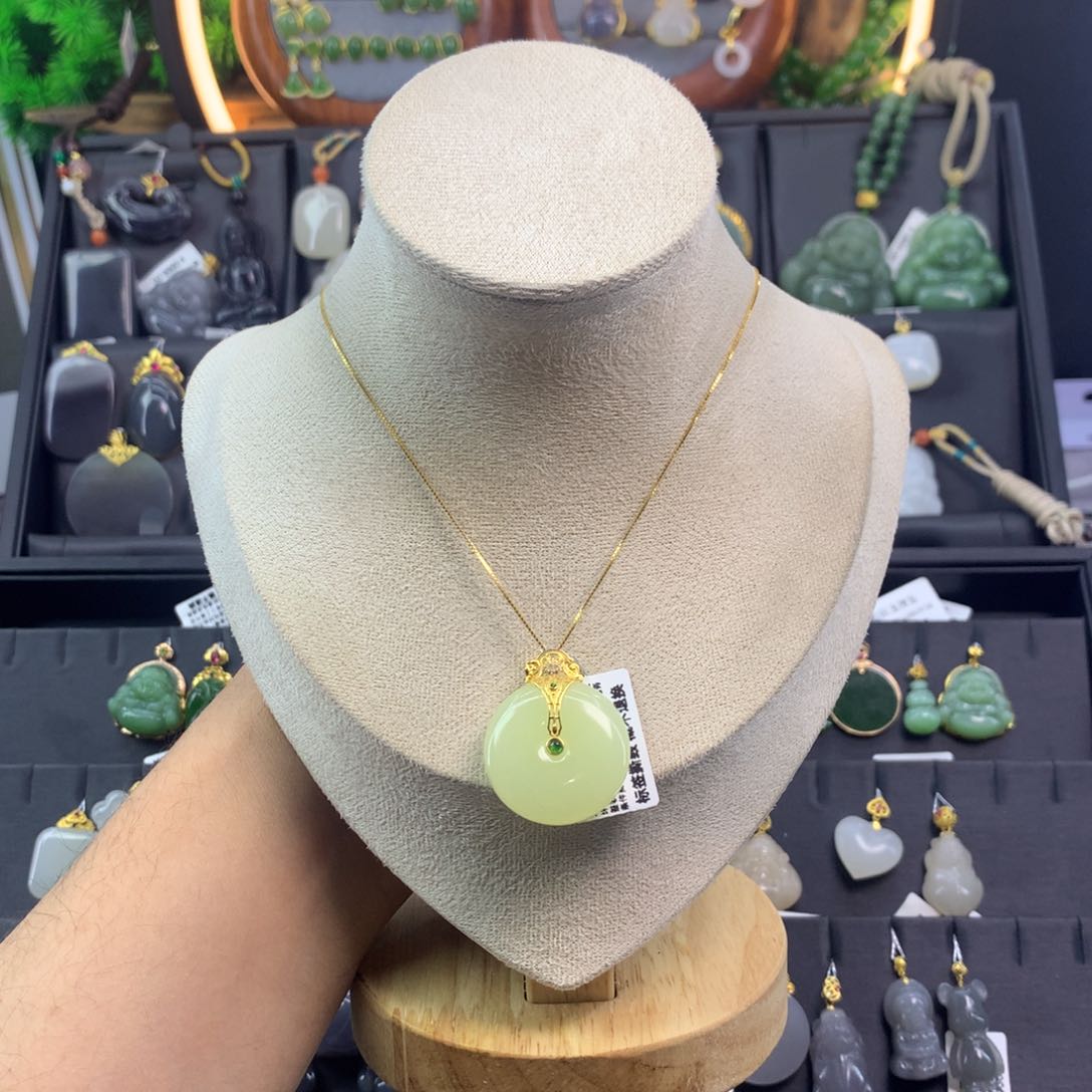 和田玉吊坠18K金镶嵌