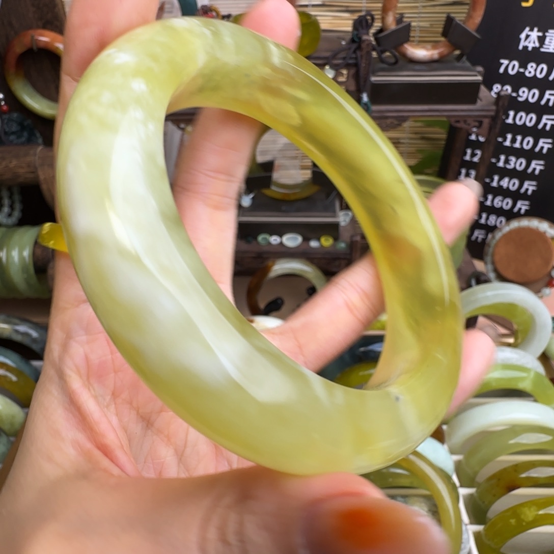 奥****岫玉未镶嵌手镯默认微瑕无科技