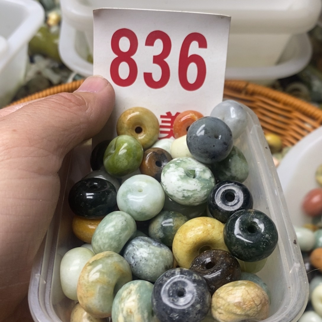 蛇纹石玉挂坠未镶嵌