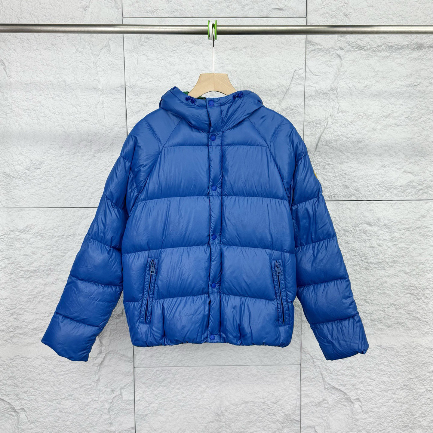 99新 MONCLER 3码/鹅绒连帽保暖短款羽绒服/18075340