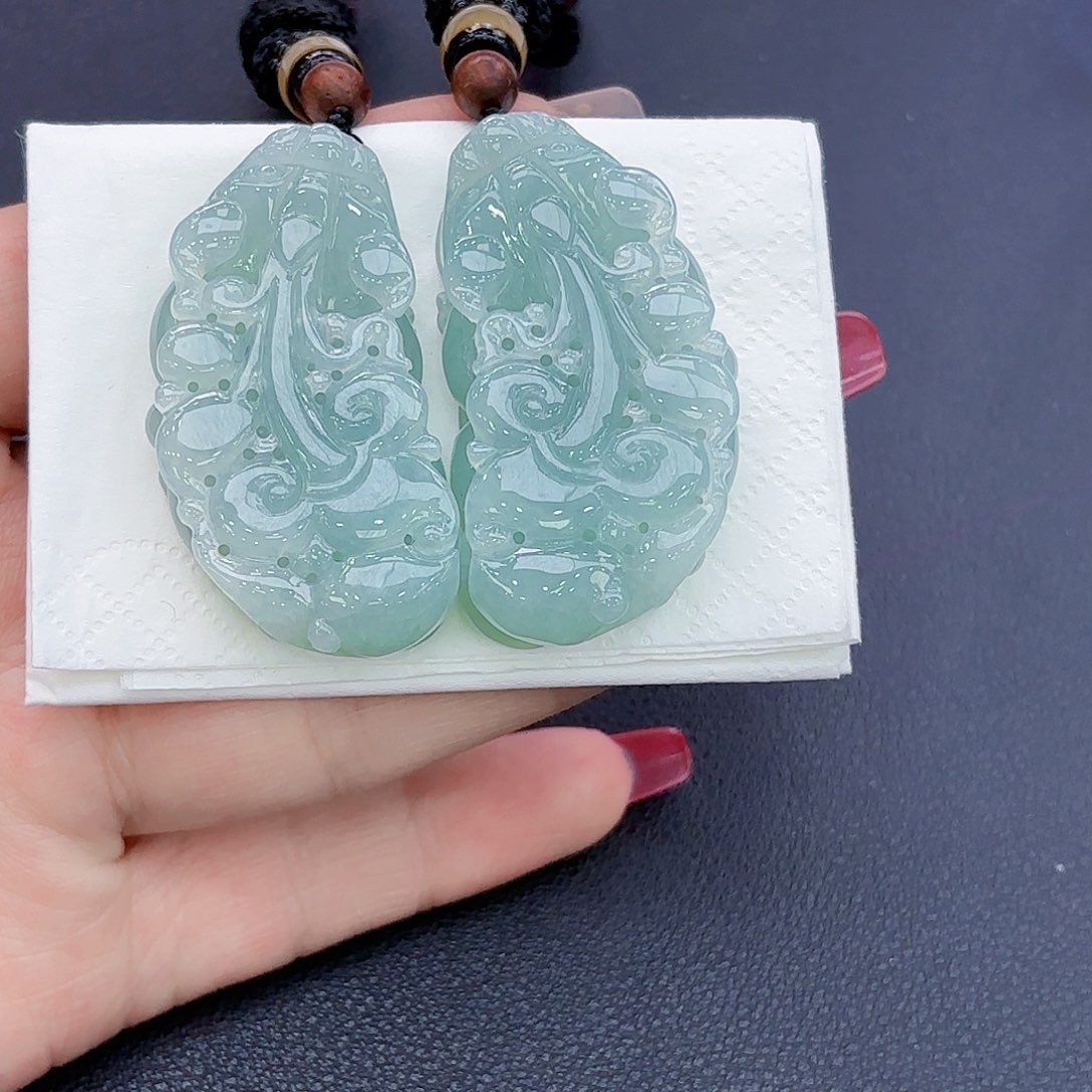 翡翠颈饰未镶嵌暴***子貔貅一对