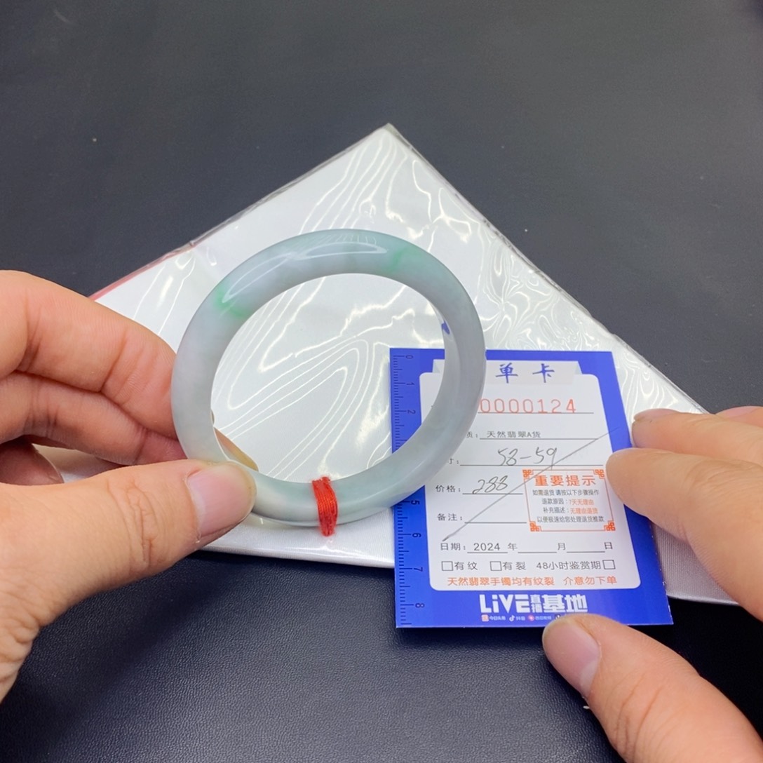 翡翠手镯未镶嵌翡翠