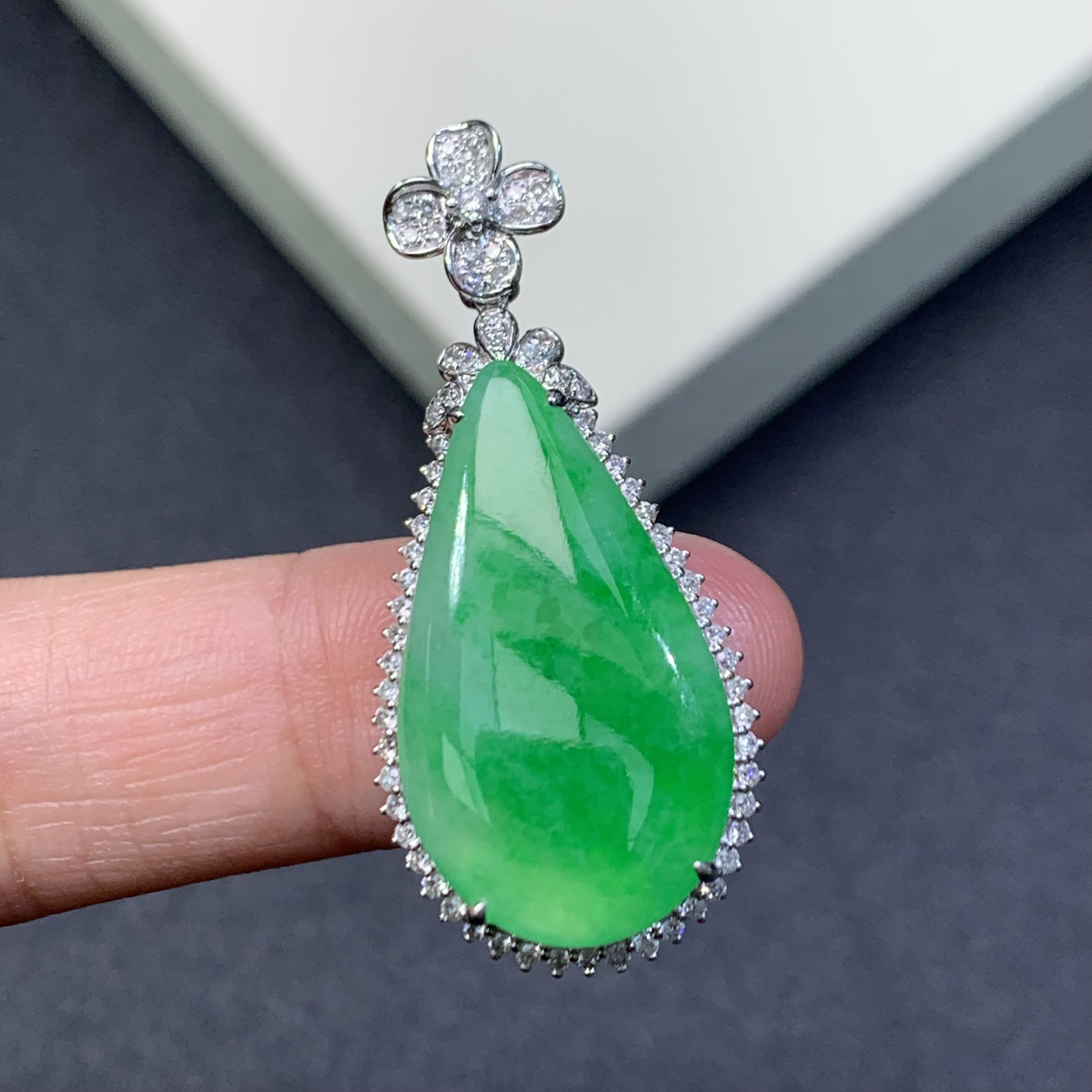 新品推荐·18k金冰种冰阳绿水滴翡翠玉石缅A吊坠精致气质满绿