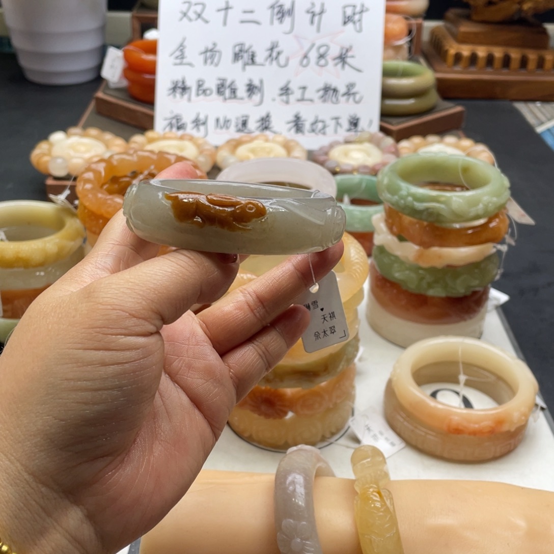 0***糕石英岩玉未镶嵌手镯