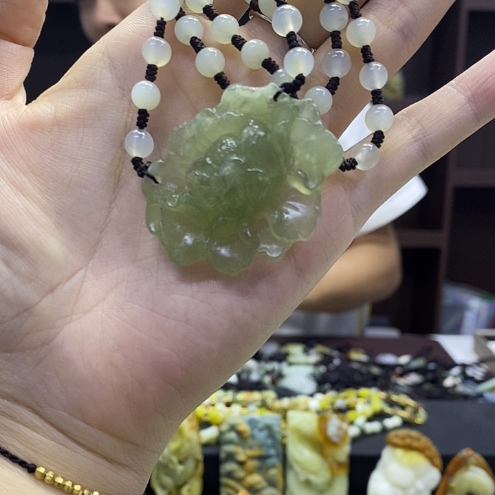 蛇纹石玉未镶嵌颈饰