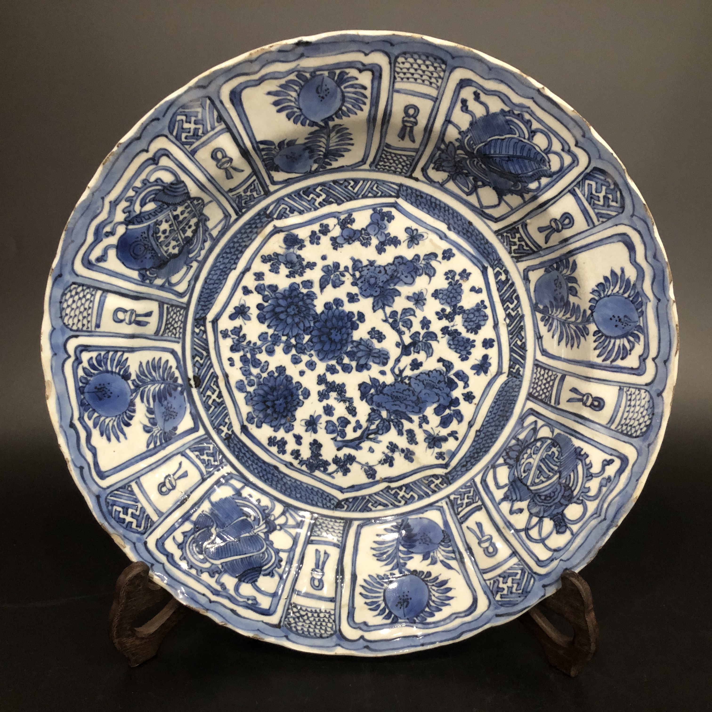 25082094 明万历青花花卉纹赏盘 直径35.5cm