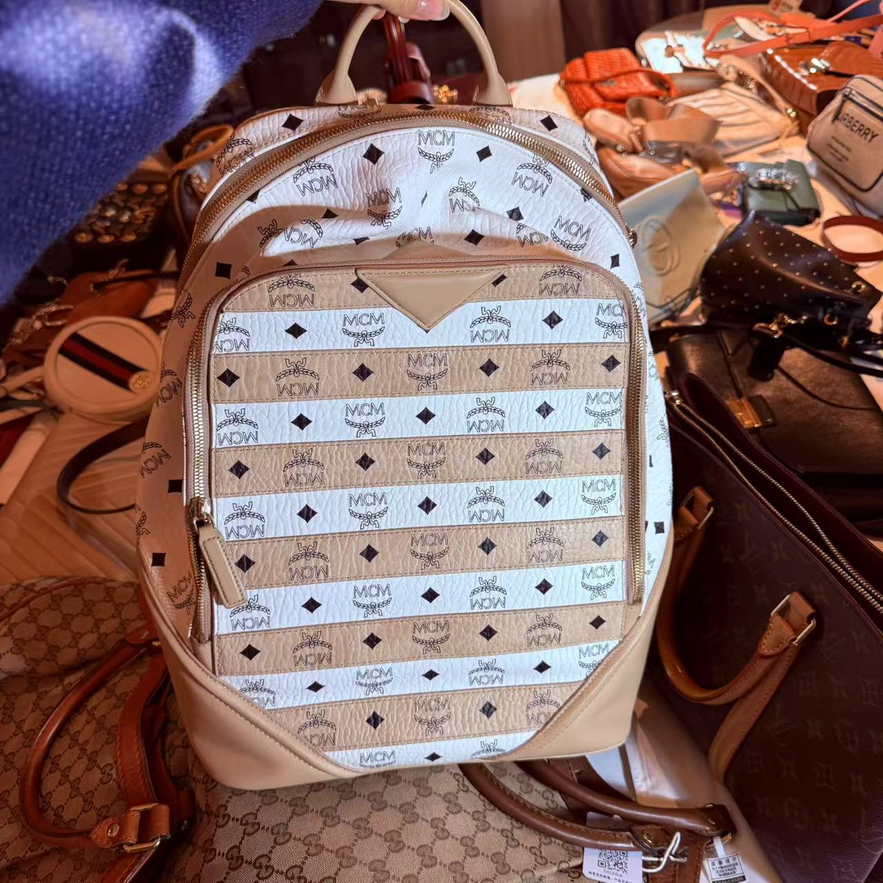 95新 MCM 卡其拼白双肩包/美美在包展