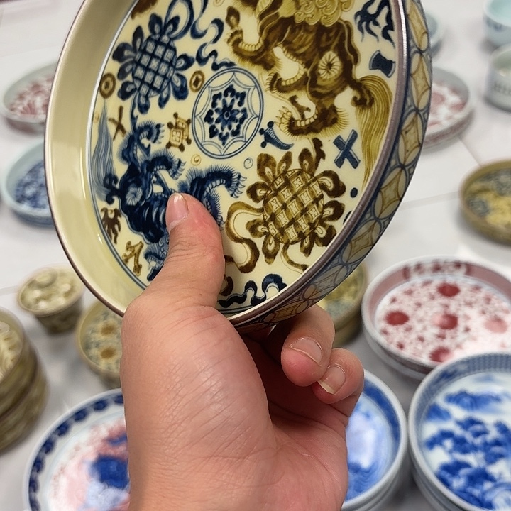 瓷片釉里金狮子大胡乘景德镇