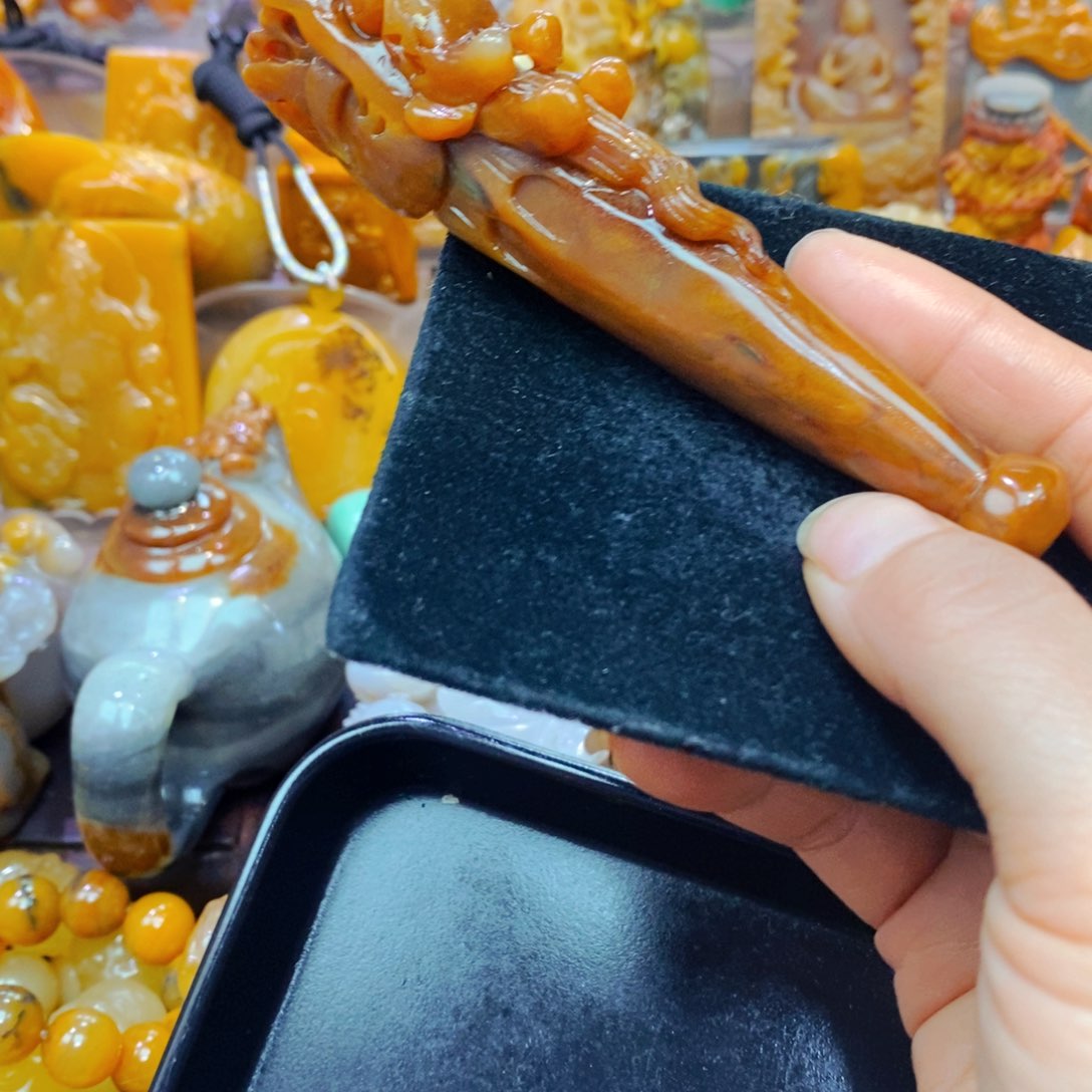 未镶嵌石英质玉（黄龙玉）颈饰