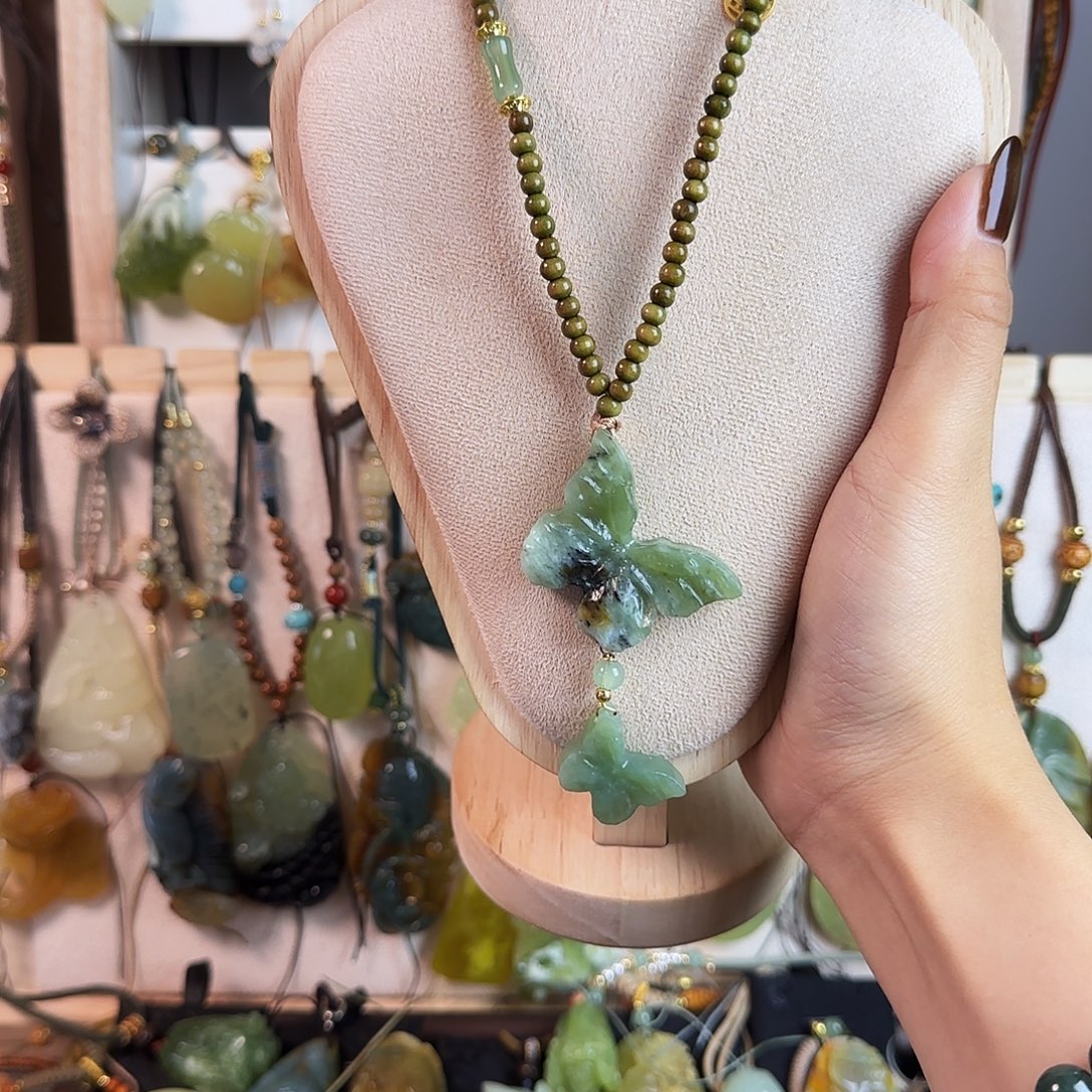 蛇纹石玉未镶嵌颈饰