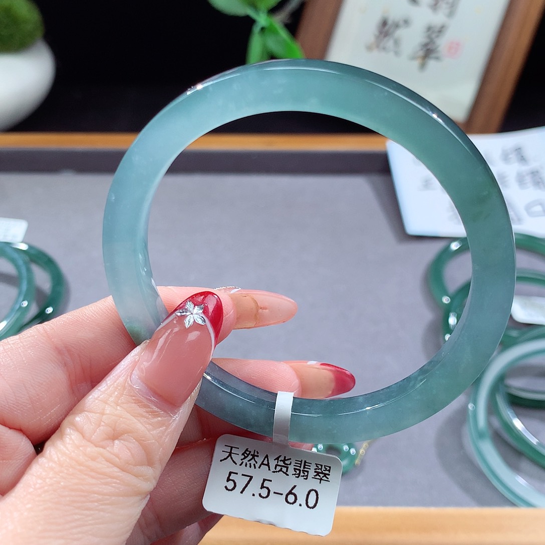 翡翠手镯（圆镯）未镶嵌