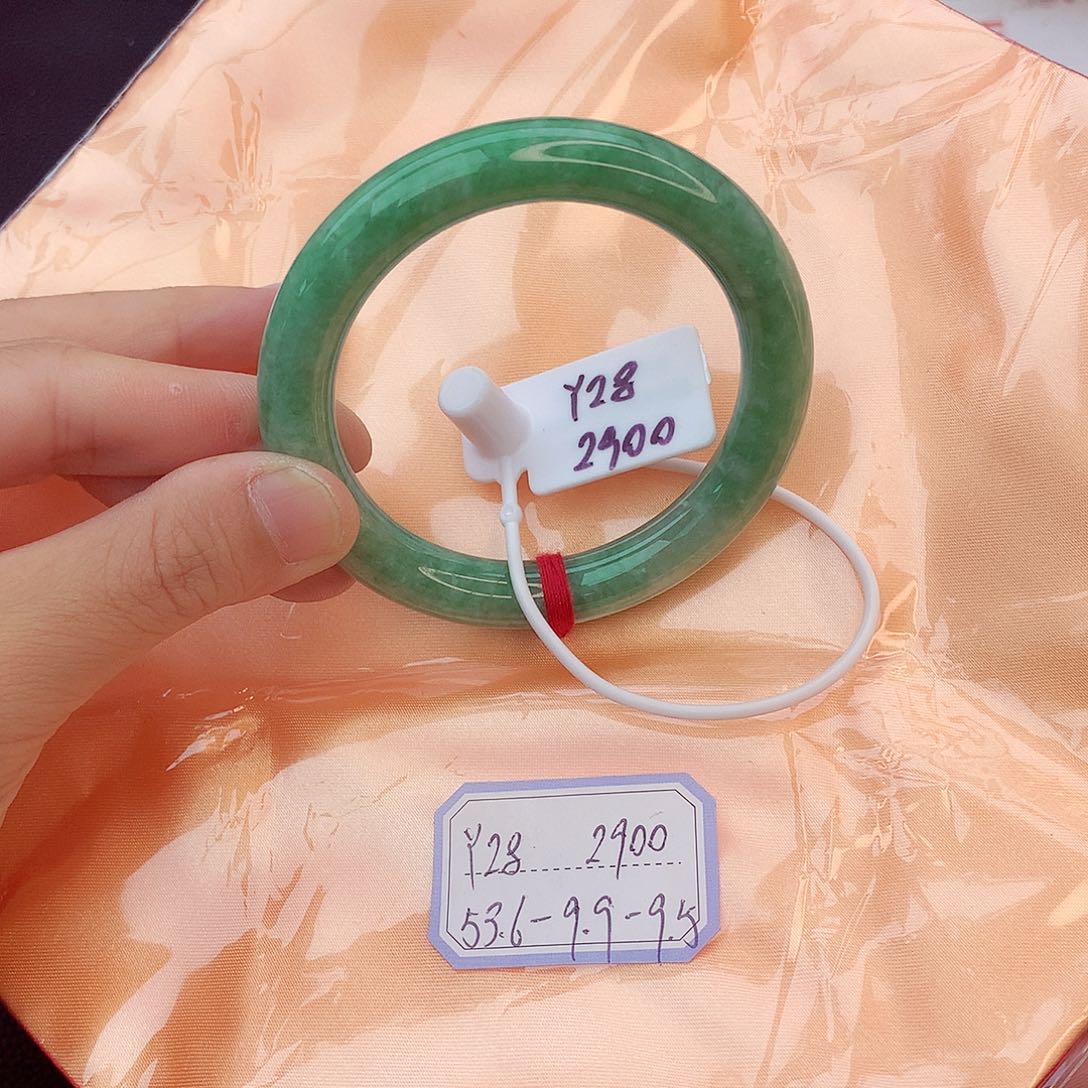 翡翠手镯未镶嵌翡翠