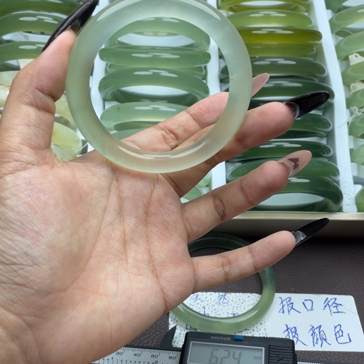 喜***馍未镶嵌蛇纹石玉手镯