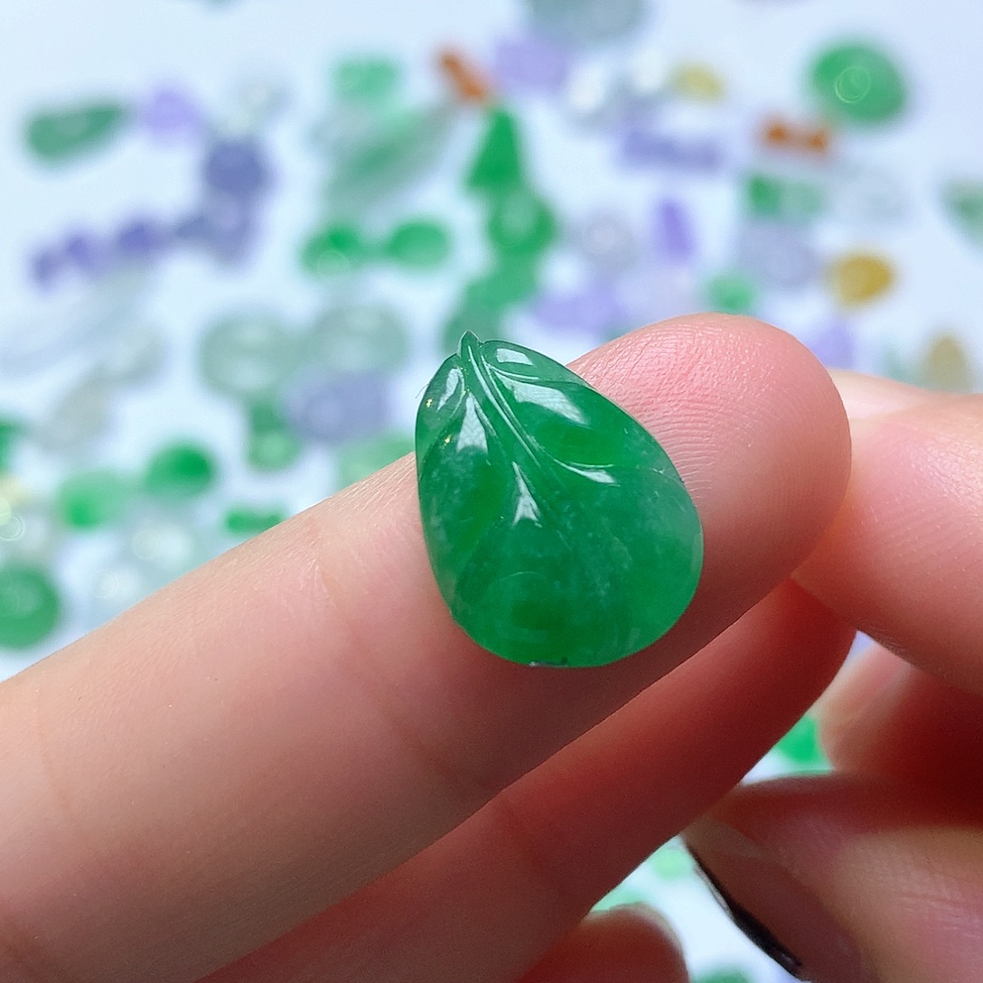 翡翠未镶嵌颈饰叶子