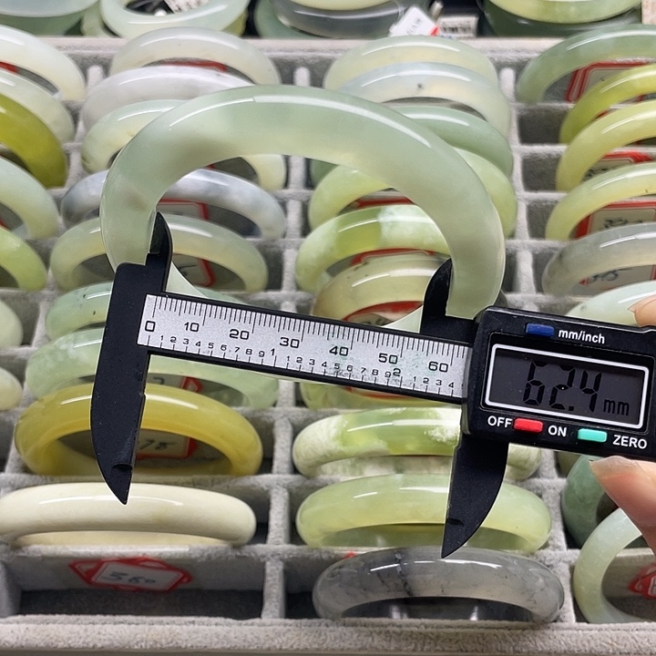 蛇纹石玉未镶嵌手镯380