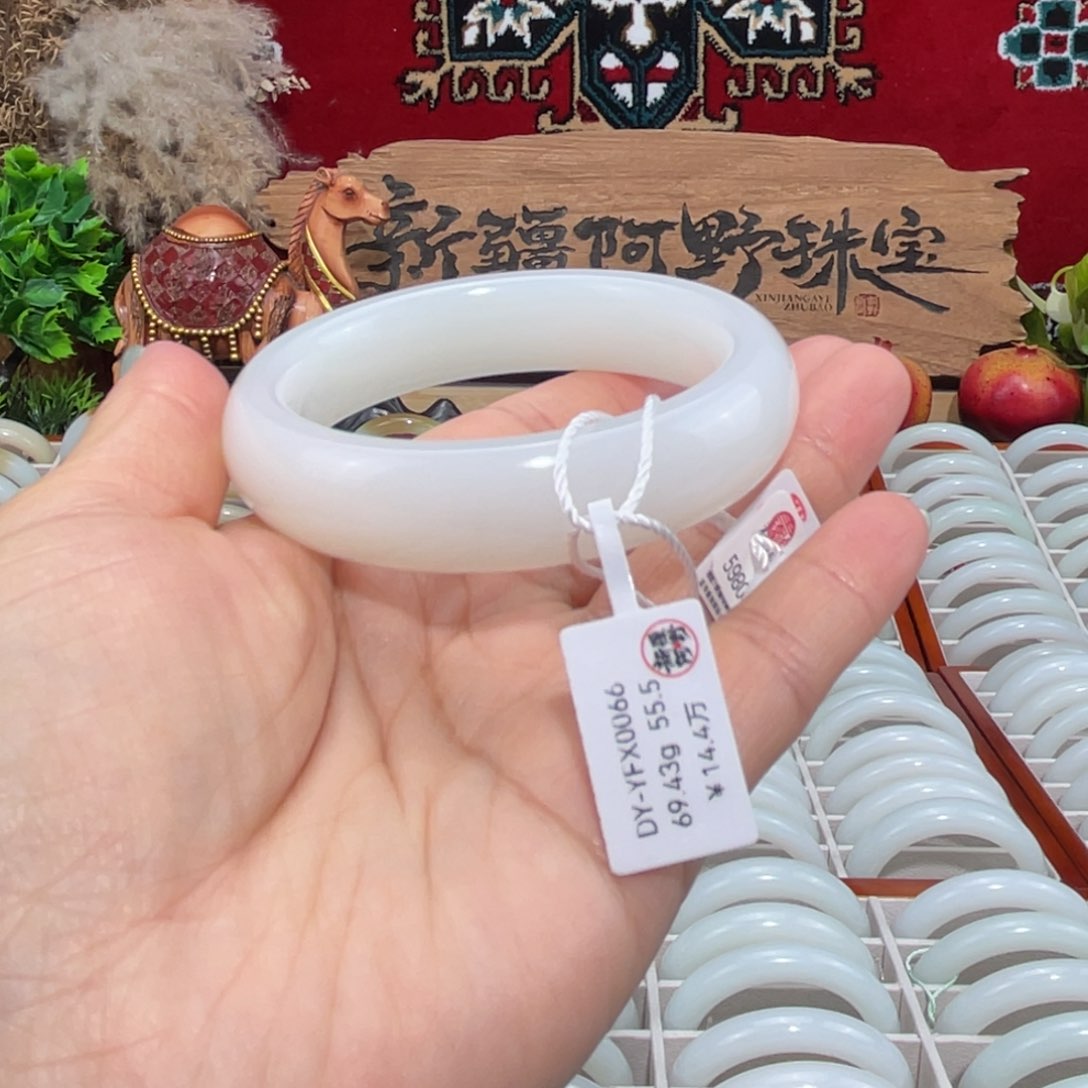 未镶嵌手镯和田玉天然且末老料羊脂玉