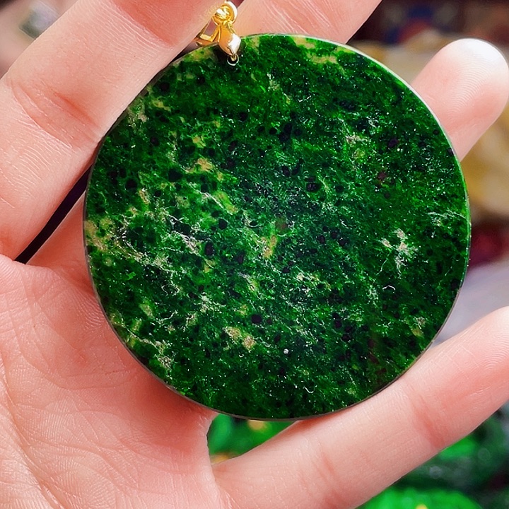 翡翠未镶嵌颈饰多样性