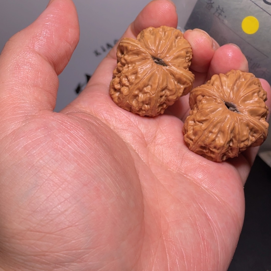 文玩核桃吊坠元宝