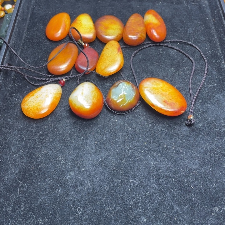 M***朱和田玉未镶嵌颈饰