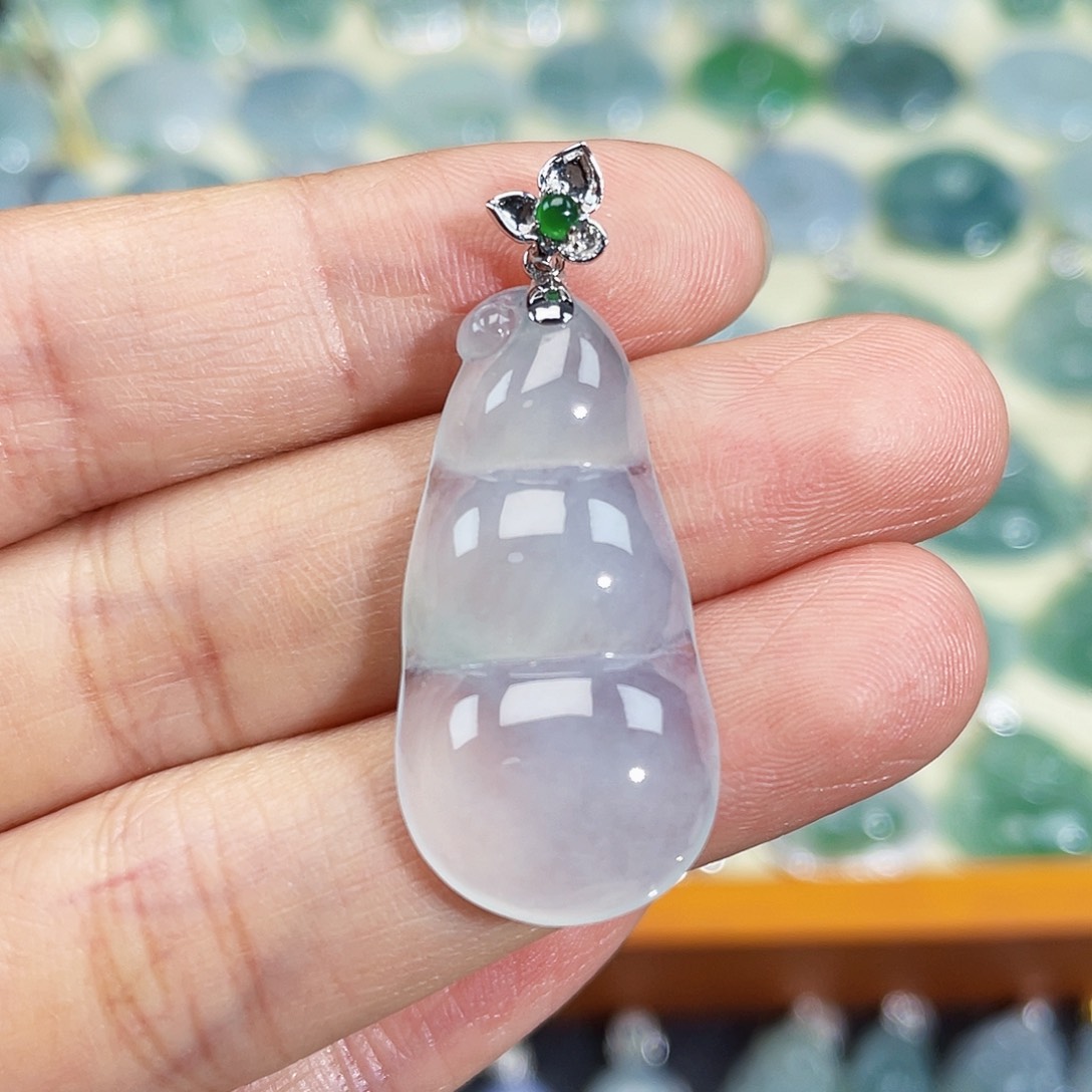 翡翠18K金镶嵌颈饰吊坠