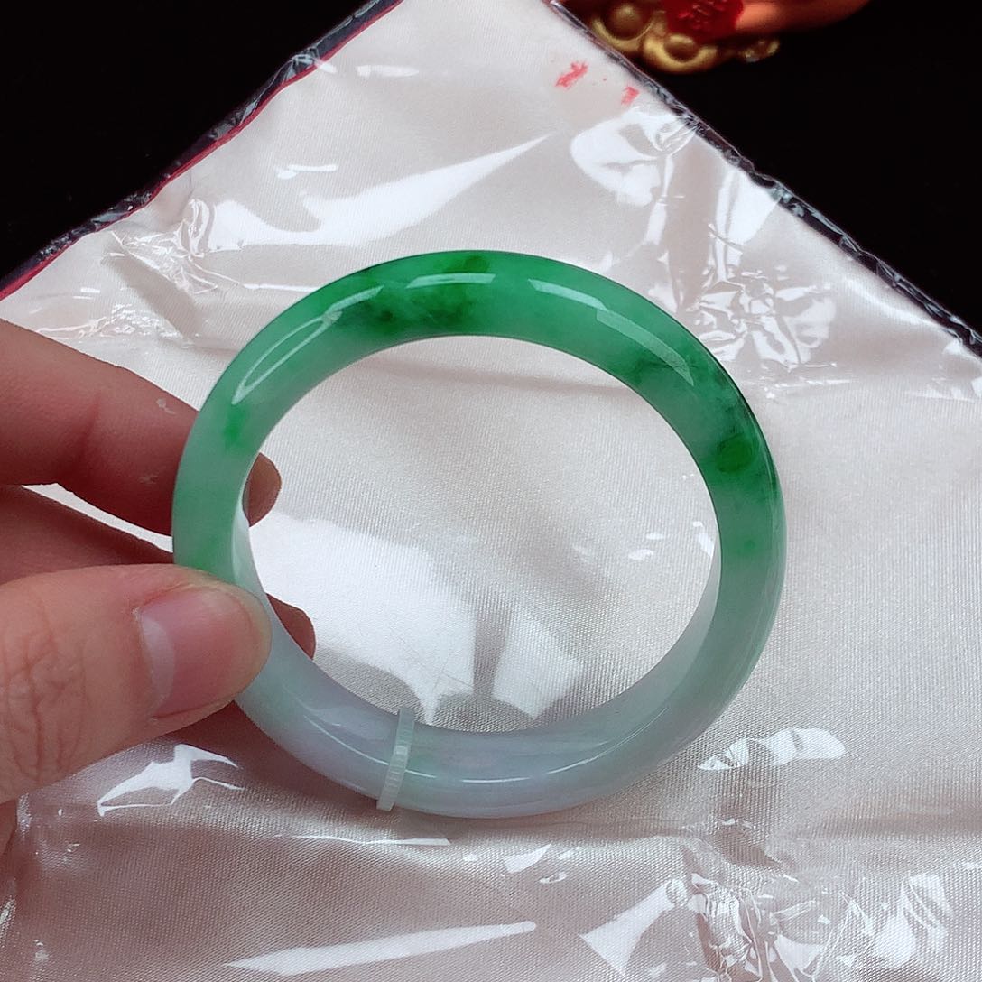 翡翠手镯未镶嵌翡翠