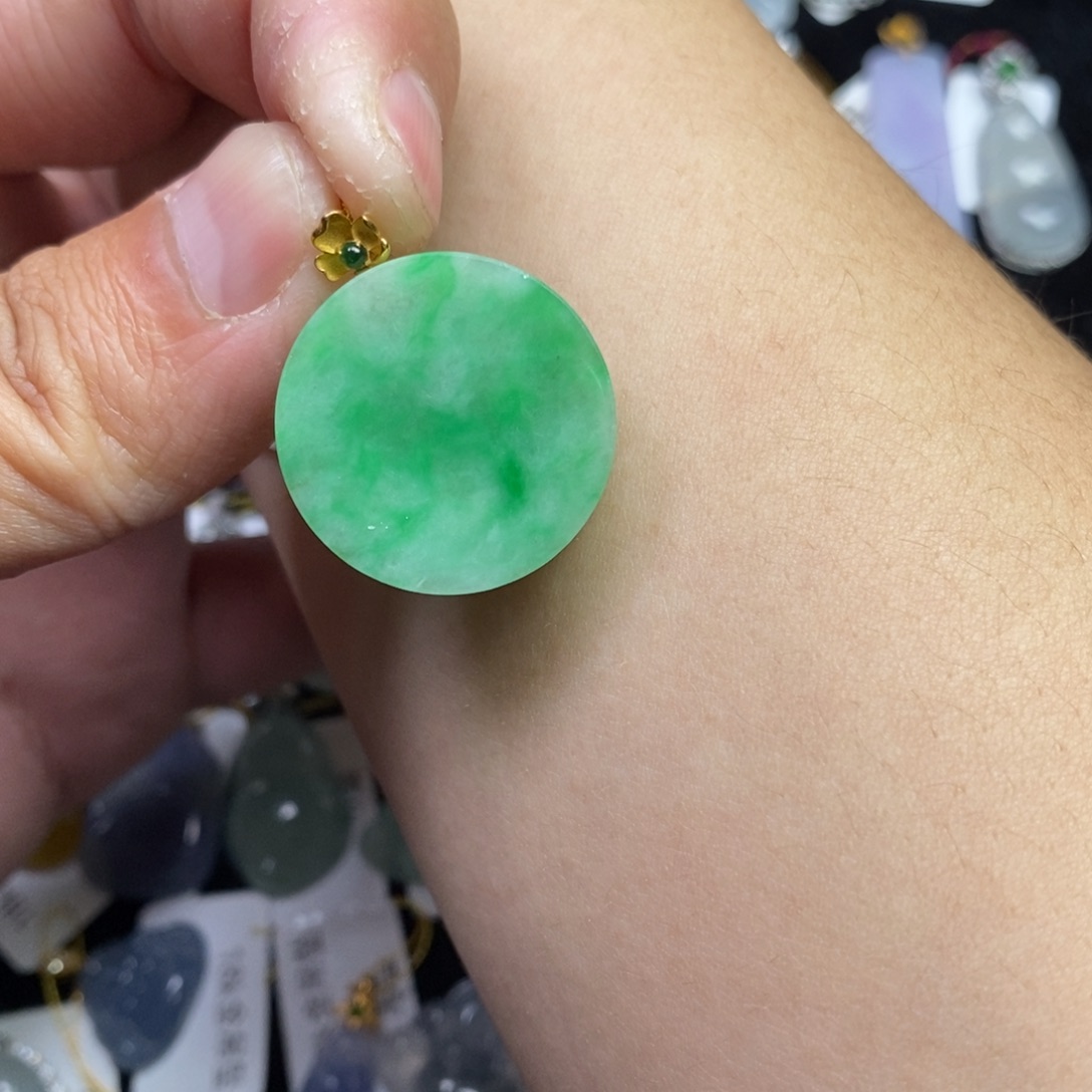 翡翠18K金镶嵌颈饰无事牌