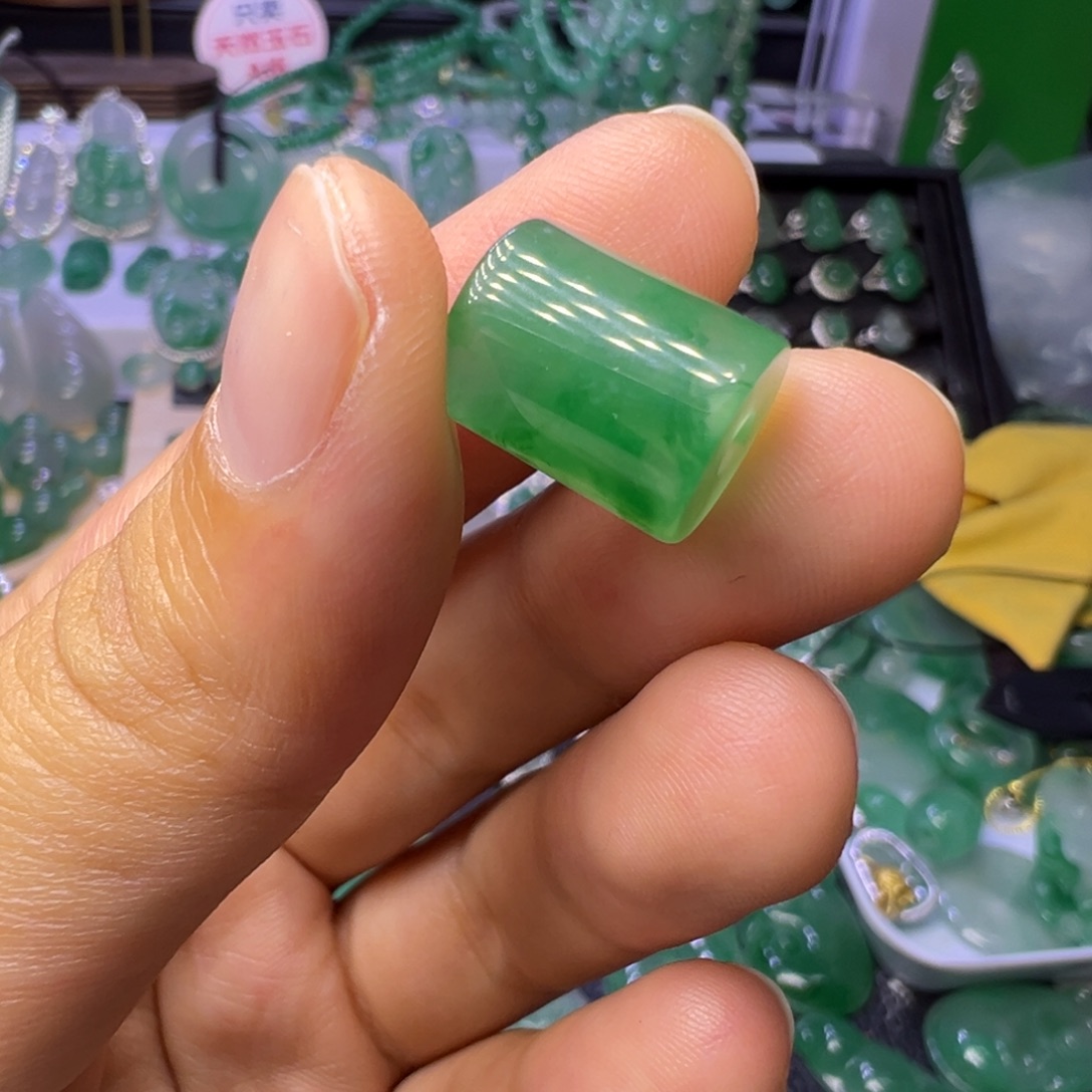 石英质玉（非洲翠）未镶嵌颈饰