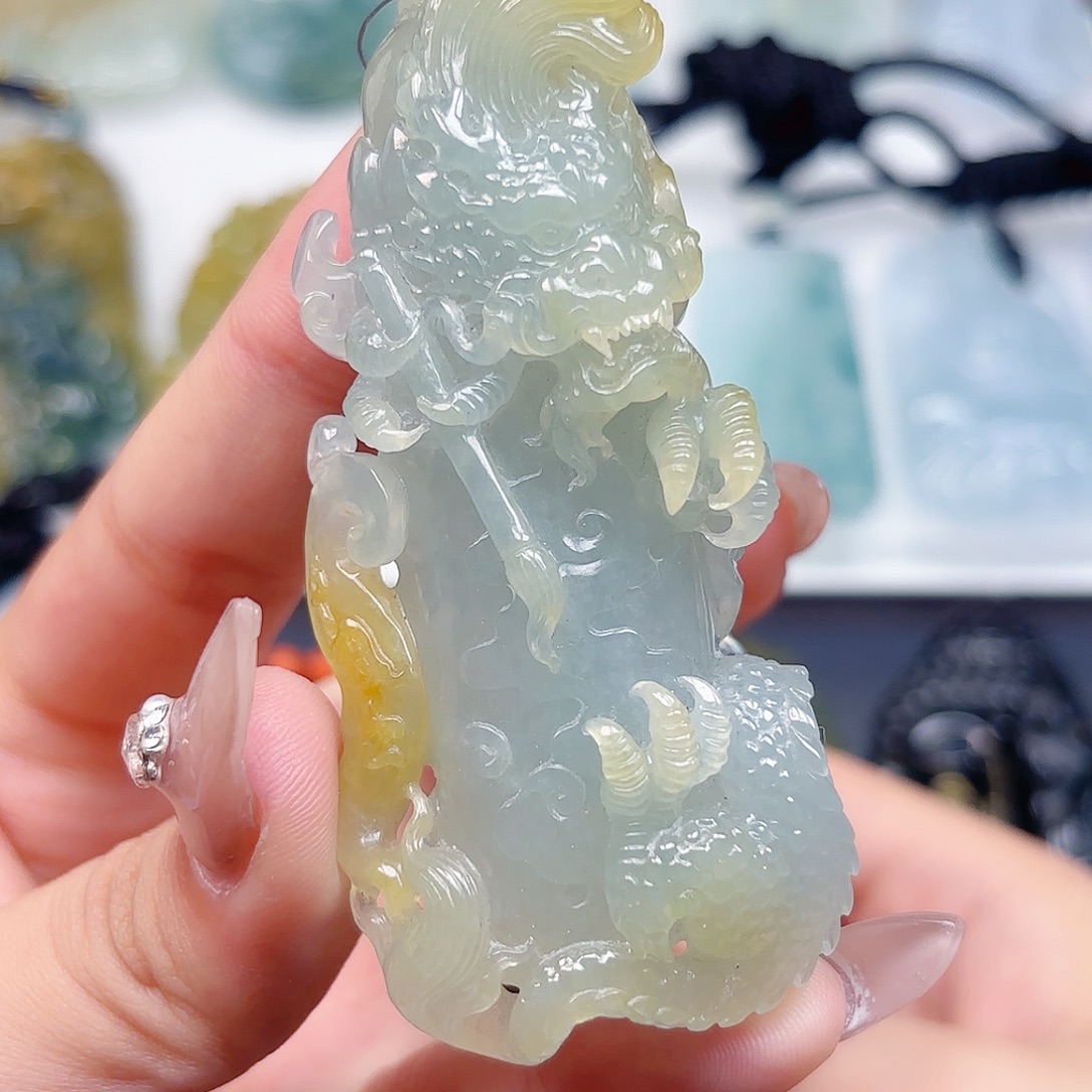 翡翠未镶嵌颈饰龙牌