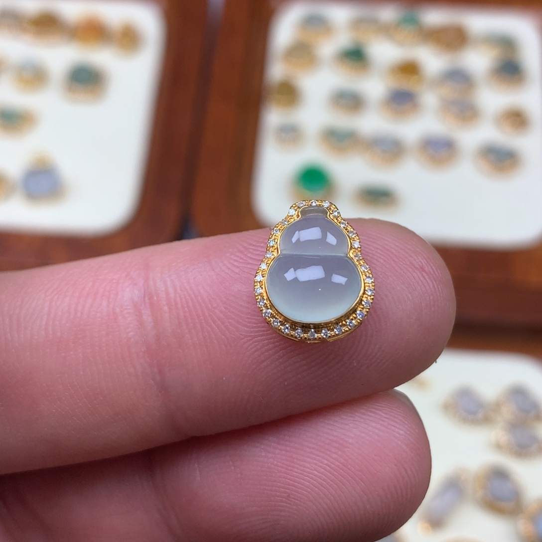 翡翠18K金镶嵌颈饰葫芦