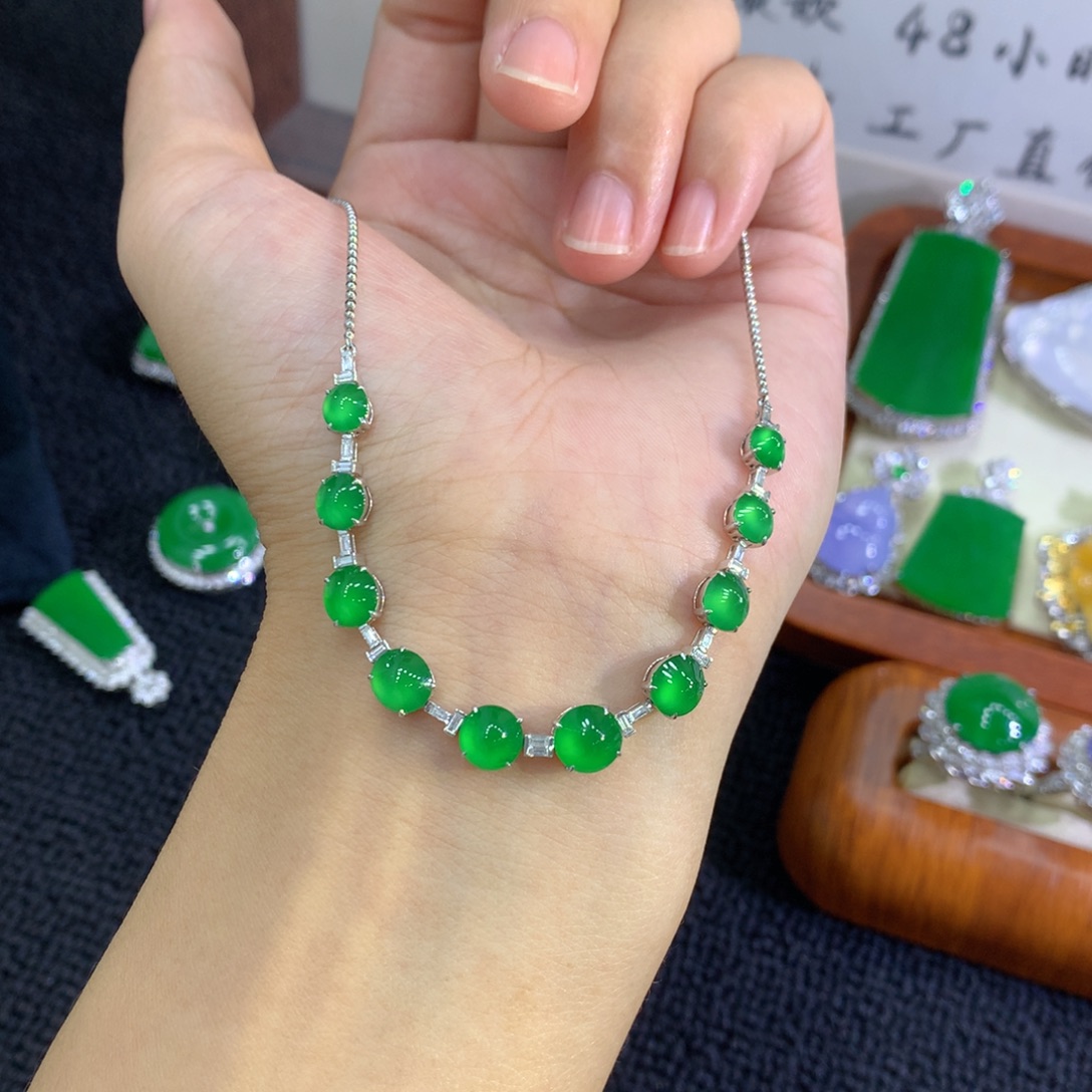 翡翠18K金镶嵌项链蛋面