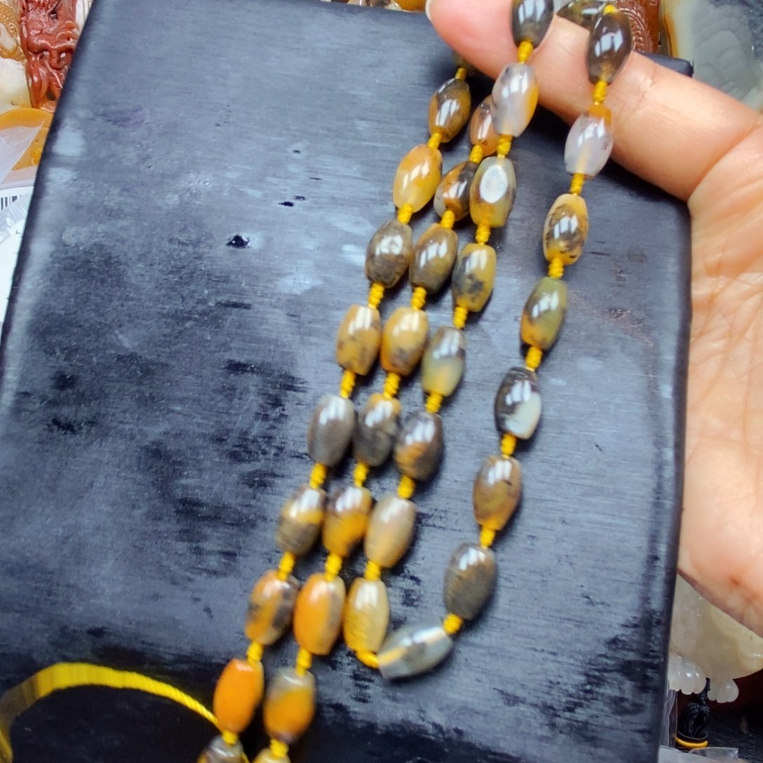 石英质玉（黄龙玉）颈饰未镶嵌