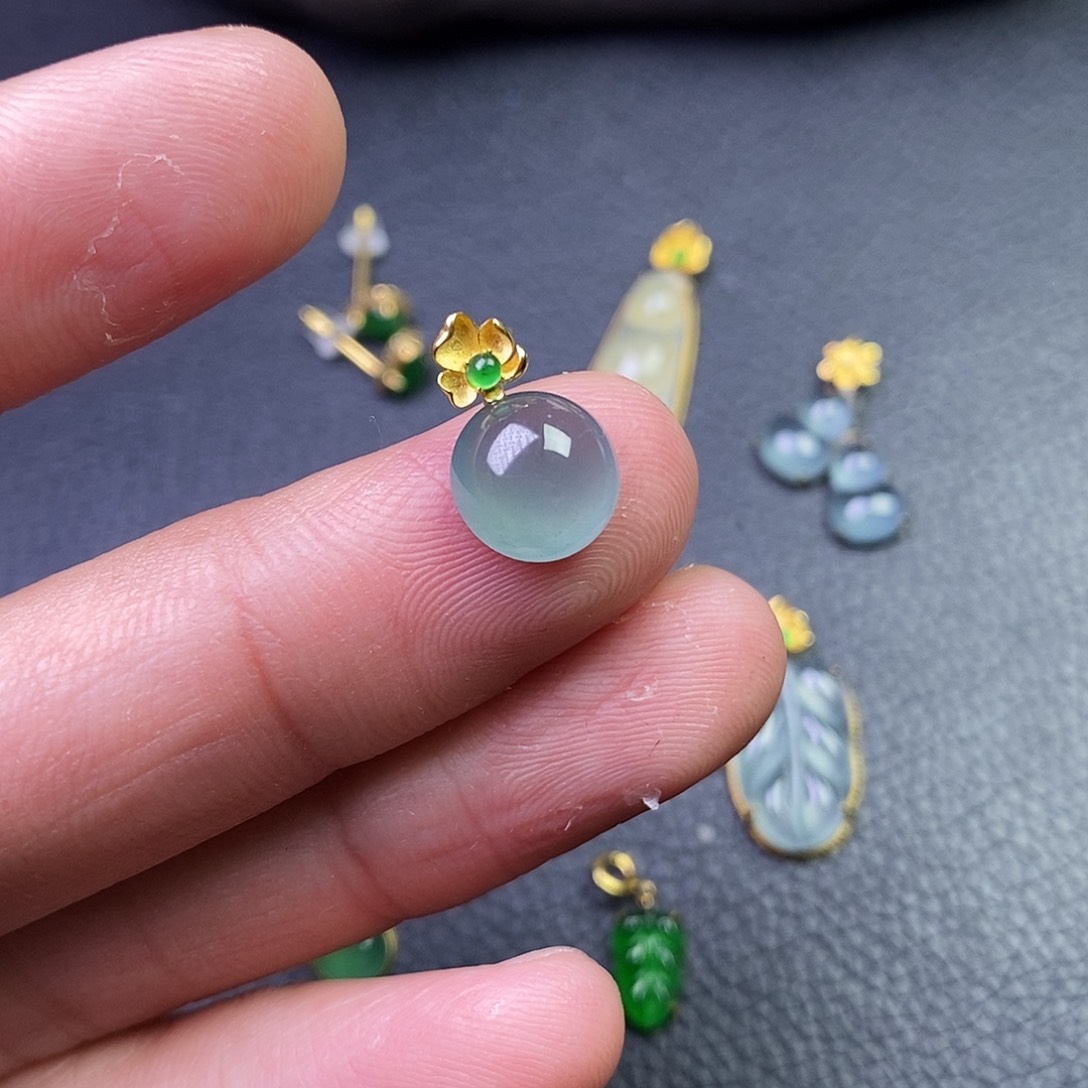 颈饰18K金镶嵌翡翠