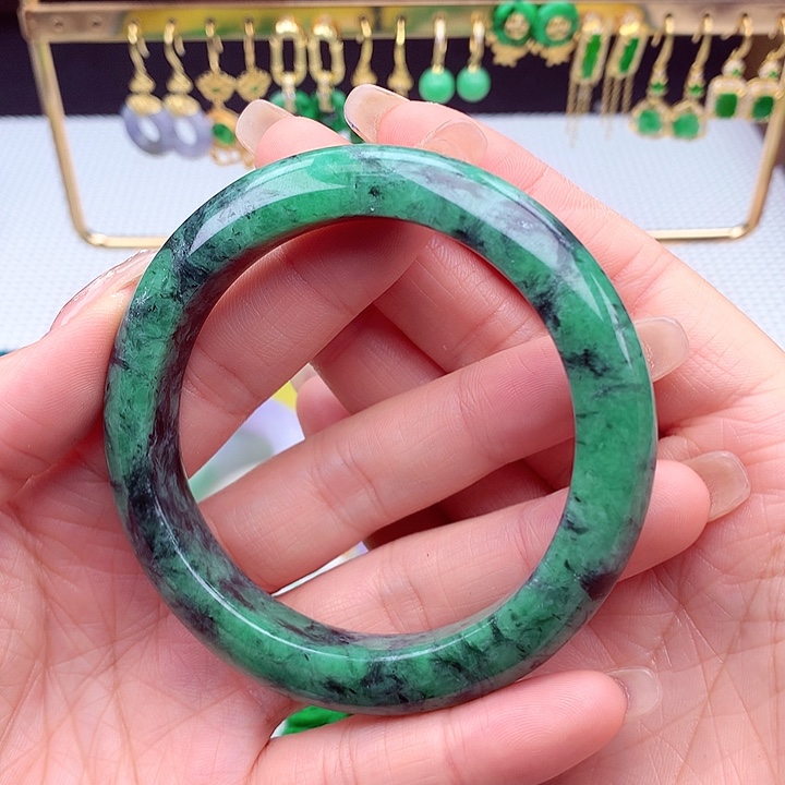 翡翠手镯未镶嵌翡翠