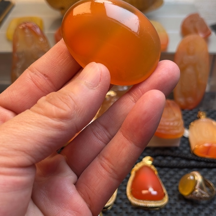 石英质玉颈饰未镶嵌龙**谜