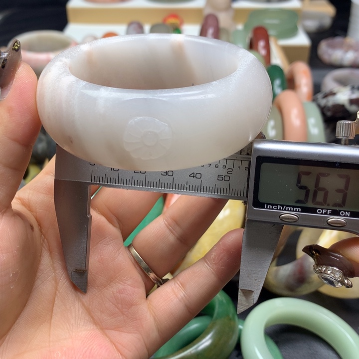 未镶嵌手镯石英质玉