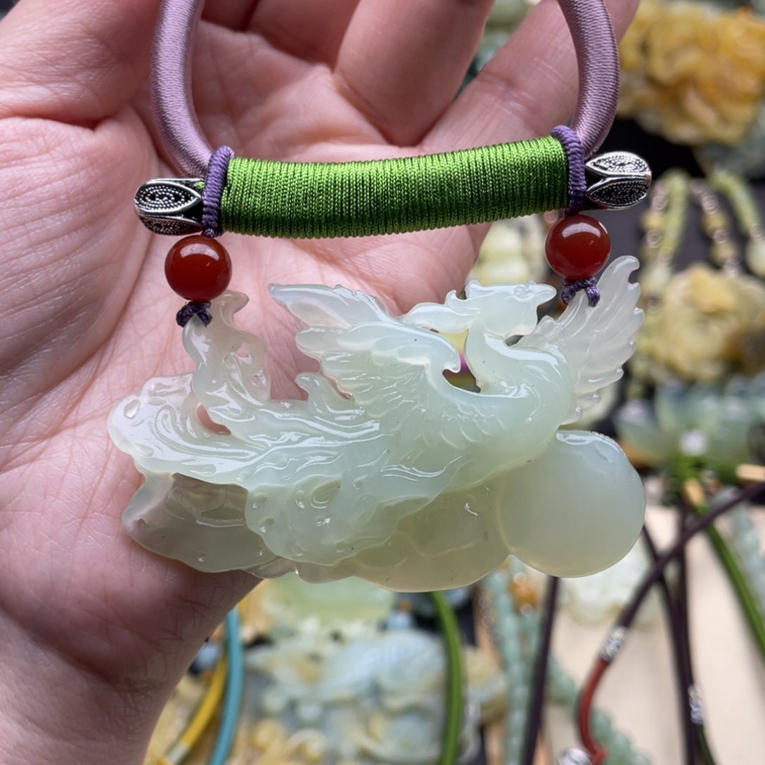 蛇纹石玉颈饰未镶嵌