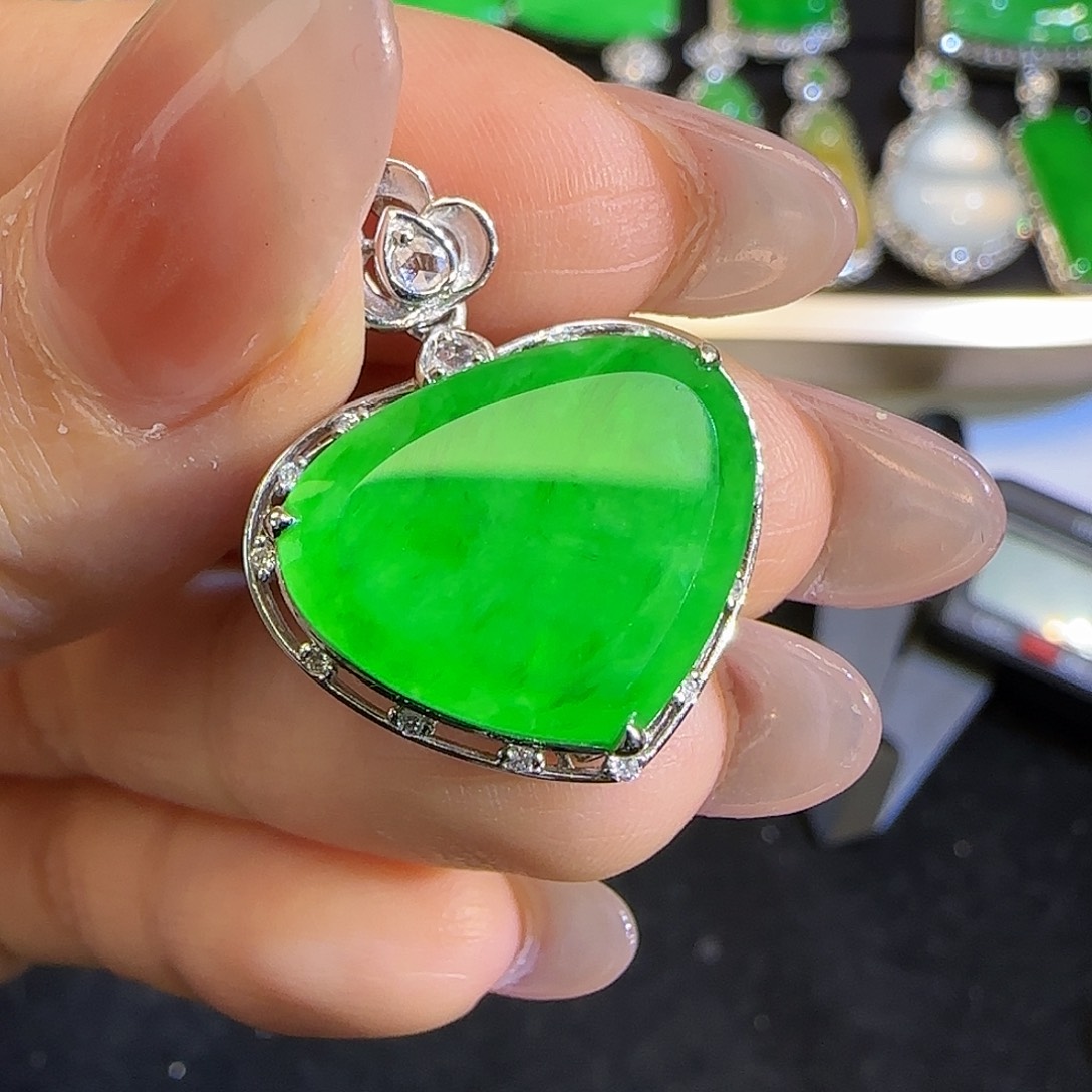 翡翠颈饰18K金镶嵌。