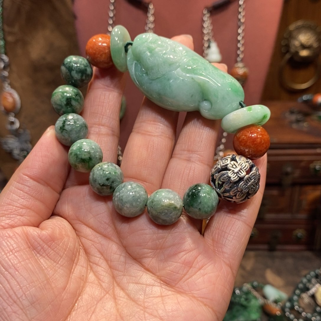 翡翠吊坠(赠链)未镶嵌