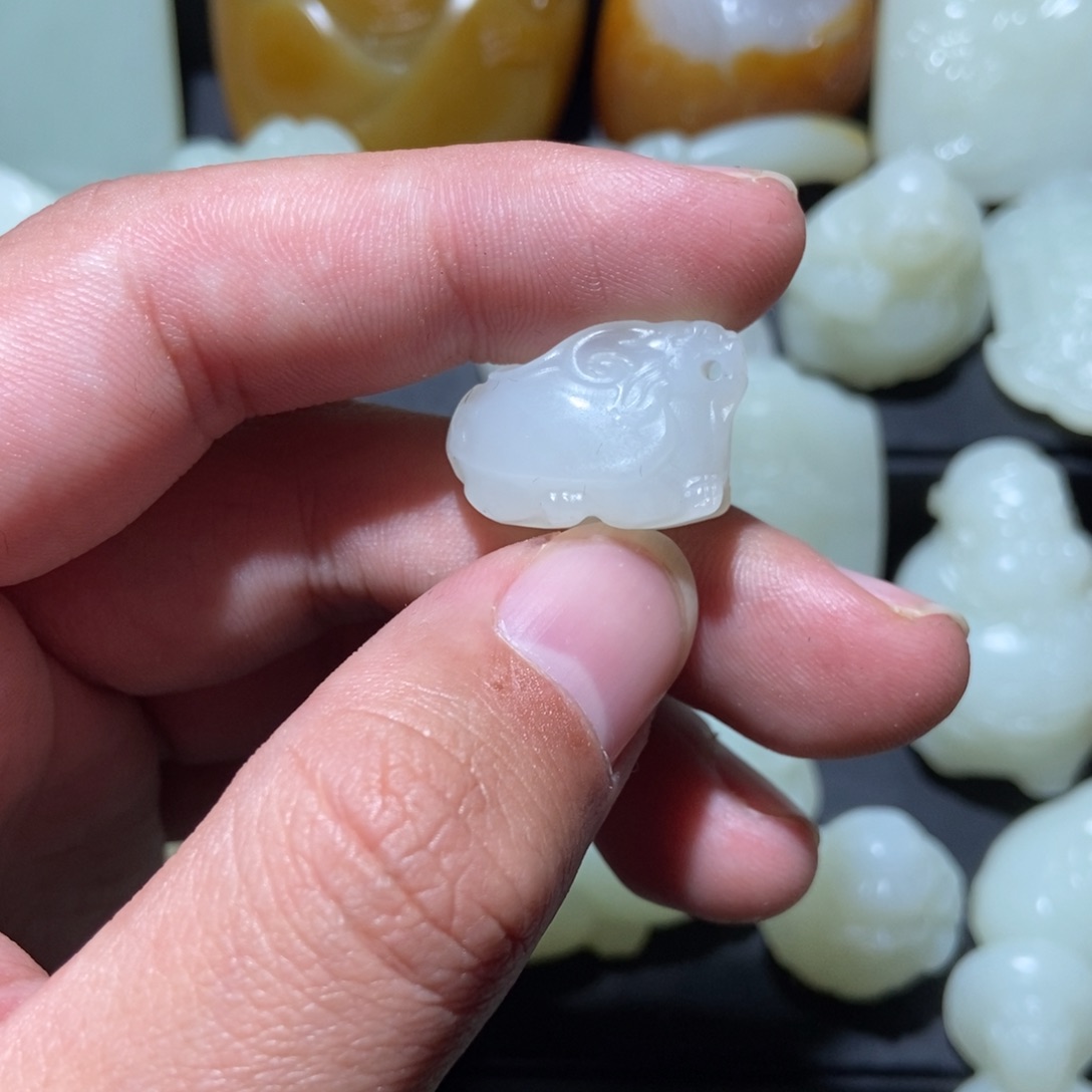 昆***石和田玉未镶嵌颈饰