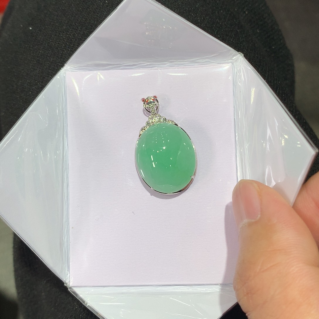 翡翠吊坠(赠链)18K金镶嵌