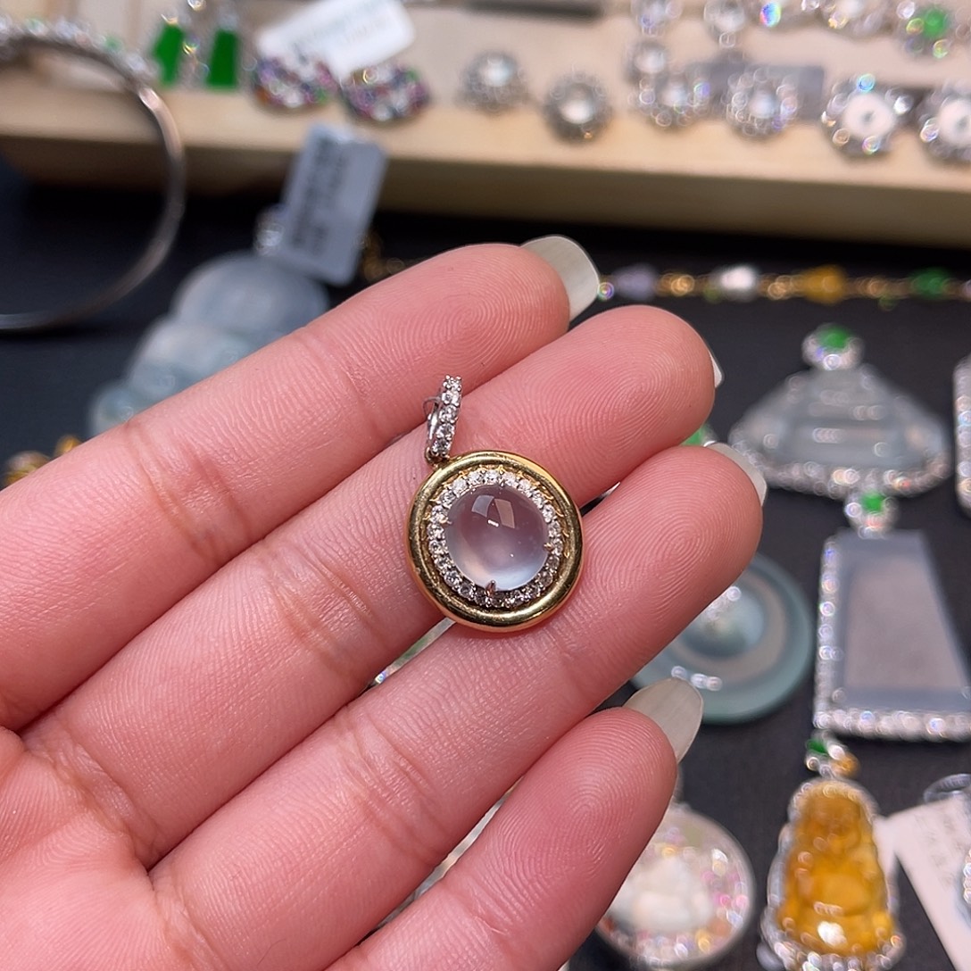 翡翠18K金镶嵌颈饰蛋面