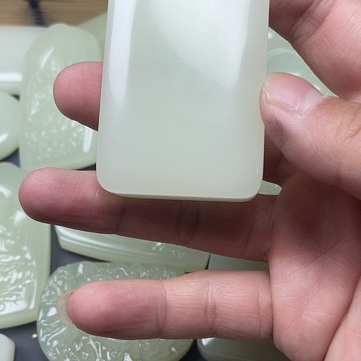 姜***子和田玉（青白玉）未镶嵌颈饰