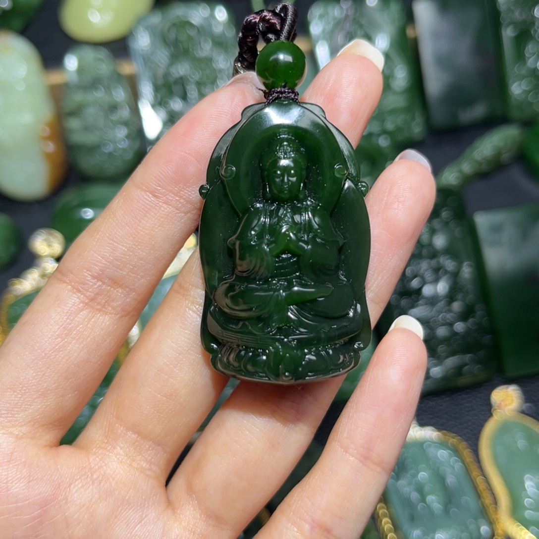 余***づ和田玉未镶嵌颈饰