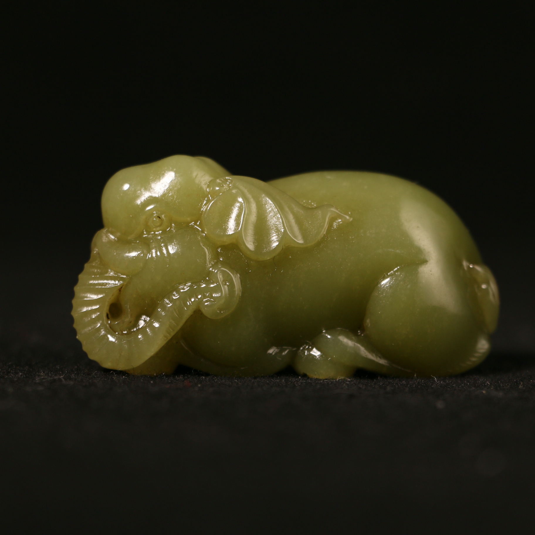 37G35   清  和田玉玉卧象