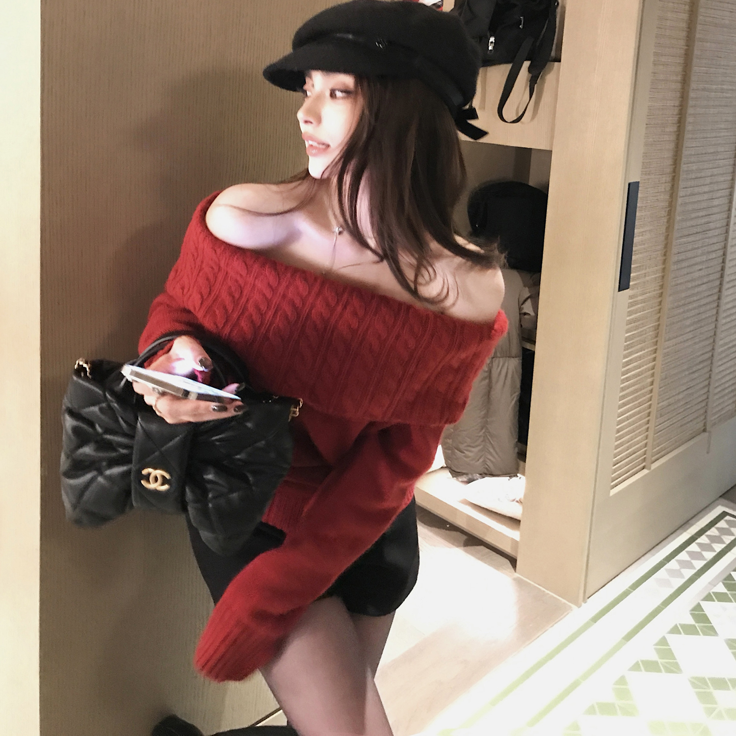 Lilylikes-“韩系温柔女友”羊毛浣熊绒 设计感宽松一字肩毛衣！