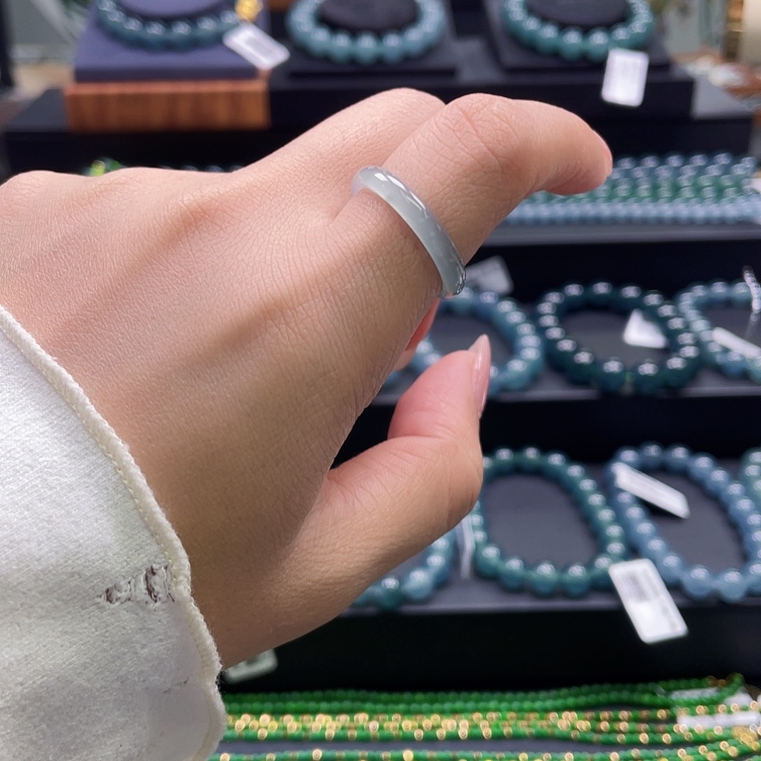 翡翠未镶嵌颈饰戒圈