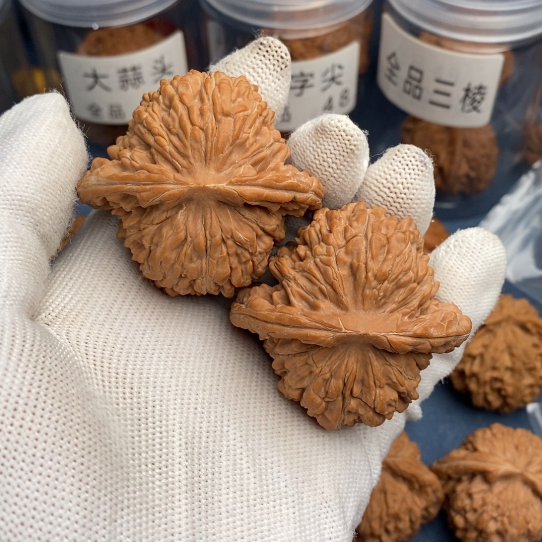 文玩核桃把件成****活四座楼050