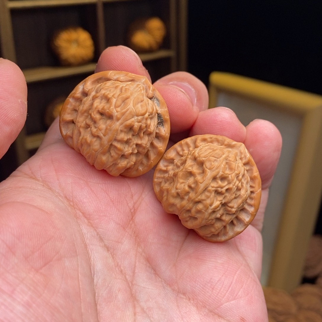 文玩核桃把件32小三角白手捻（有修）